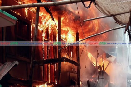 বরিশাল নগরীর সদর রোডে অগ্নিকাণ্ড