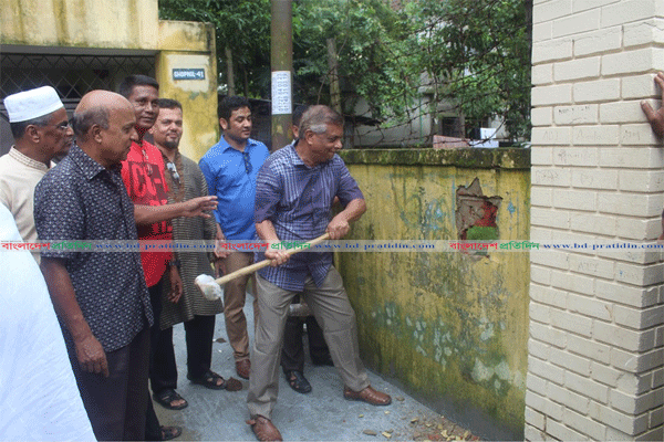 রাস্তা সম্প্রসারণে দেয়াল ভাঙলেন মেয়র আরিফ