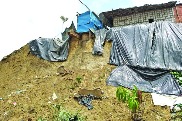 পাহাড়ধসে আতঙ্ক রোহিঙ্গা ক্যাম্পে