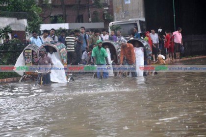 ভারী বৃষ্টিতে ফের ডুবেছে চট্টগ্রাম, পাহাড় ধস