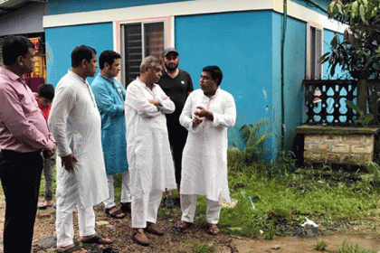 পানিবন্দি ১০ পরিবারকে মুক্ত করলেন মেয়র আরিফ
