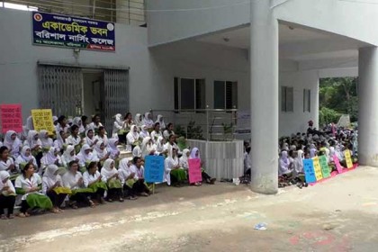 নবম দিনের মতো বরিশাল নার্সিং কলেজ শিক্ষার্থীদের অবস্থান