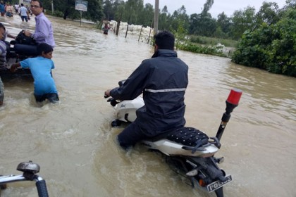 চট্টগ্রাম-কক্সবাজার মহাসড়কে পানি, যাত্রীদের ভোগান্তি     

