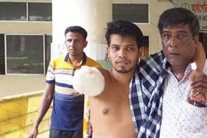 এক হাত ছাড়াই বাড়ি ফিরলেন রাজশাহীর সেই ফিরোজ
