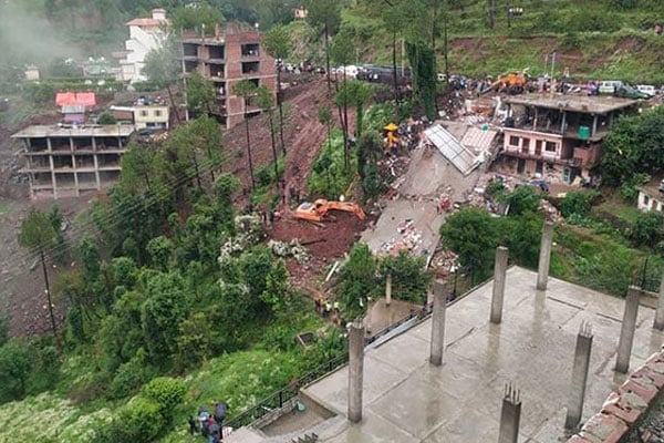 হিমাচলে ভবন ধসে প্রাণ গেল ৬ সৈন্যসহ ৭ জনের