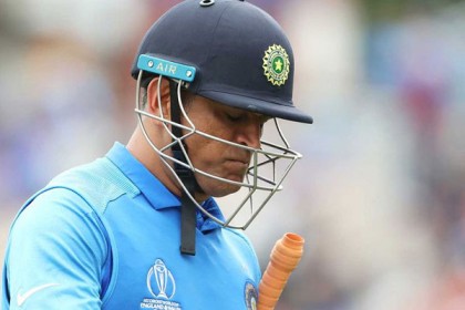 ‘নিজে থেকে এখনই না সরে গেলে দলই হয়তো বাদ দেবে ধোনিকে’