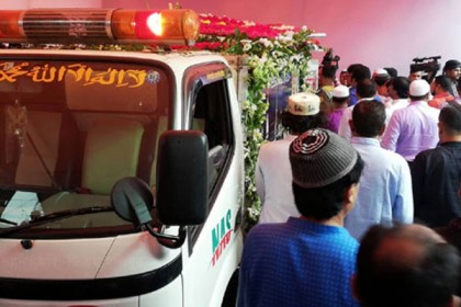 কাকরাইলের দলীয় কার্যালয়ে এরশাদের মরদেহে নেতাকর্মীদের শ্রদ্ধা

