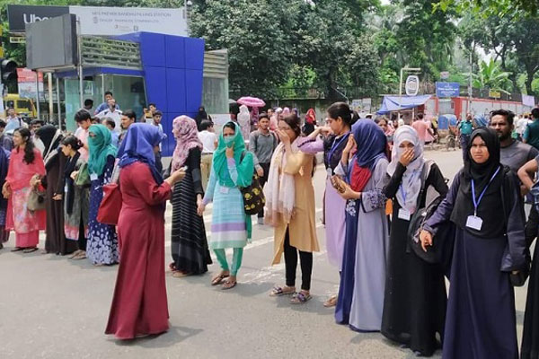 ঢাবি অধিভুক্ত৭ কলেজের শিক্ষার্থীদের নীলক্ষেত মোড় অবরোধ
