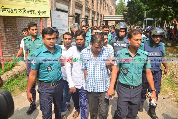 খুলনায় ব্যাংক কর্মকর্তাকে গণধর্ষণের পর বাবাসহ হত্যায় ৫ জনের ফাঁসি