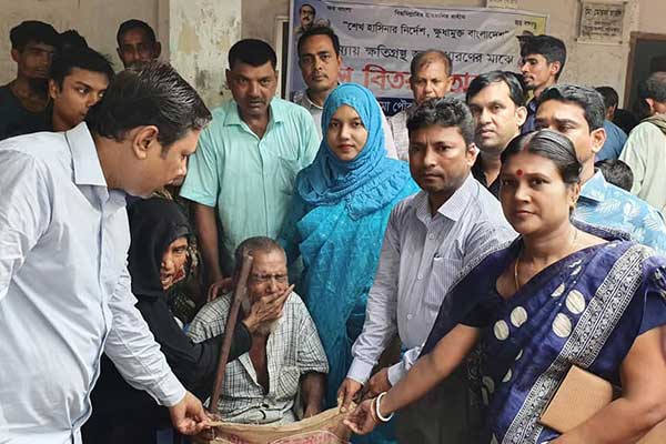 লামায় পাহাড় ধসে ক্ষতিগ্রস্ত পরিবারের মাঝে ত্রাণ বিতরণ