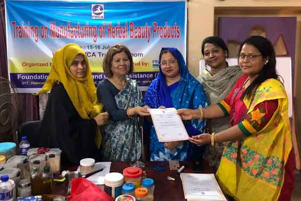 রাজশাহীতে হারবাল বিউটি প্রশিক্ষণার্থীদের মাঝে সনদ বিতরণ