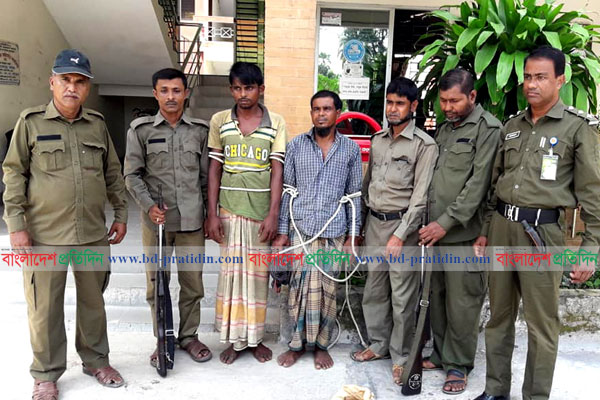 সুন্দরবনের খালে বিষ দিয়ে মাছ শিকার; ২ জেলে কারাগারে