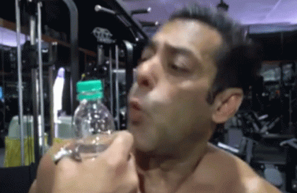 ফুঁ দিয়ে বোতলের মুখ খুললেন সালমান