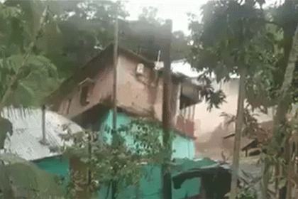 মুহূর্তেই দোতলা বাড়িটি নদীগর্ভে বিলিন!