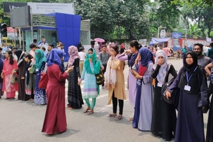 ঢাবি অধিভুক্ত৭ কলেজের শিক্ষার্থীদের নীলক্ষেত মোড় অবরোধ