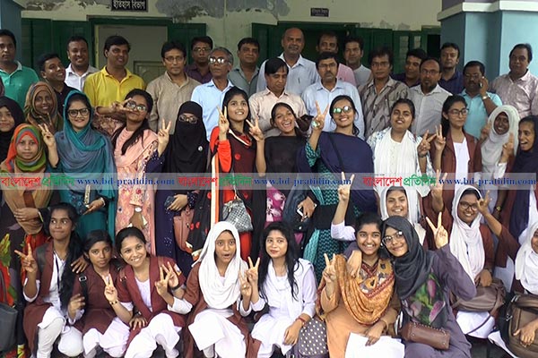 বরিশাল বোর্ডে সব দিকে এগিয়ে মেয়েরা 