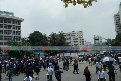 সাত কলেজের অধিভুক্তি বাতিলের দাবিতে শাহবাগ অবরোধ