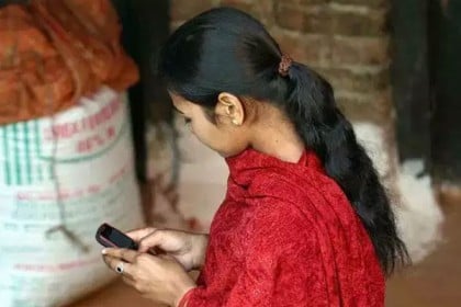 বিয়ের আগে মেয়েদের মোবাইল ব্যবহারে নিষেধাজ্ঞা!