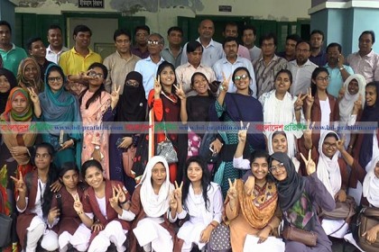 বরিশাল বোর্ডে সব দিকে এগিয়ে মেয়েরা 