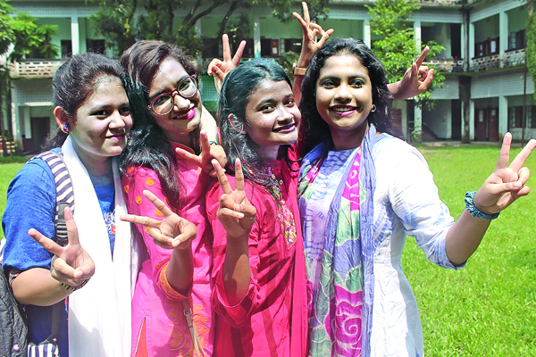 জিপিএ-৫ প্রাপ্ত শিক্ষার্থীদের উল্লাস