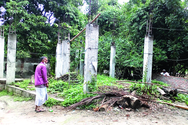 তিন মুক্তিযোদ্ধার কবরের ওপর হচ্ছে মাদ্রাসা ভবন