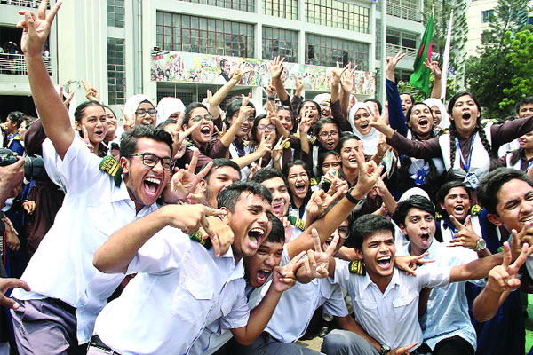 এইচএসসির ফল ঘোষণার পর উচ্ছ্বাস