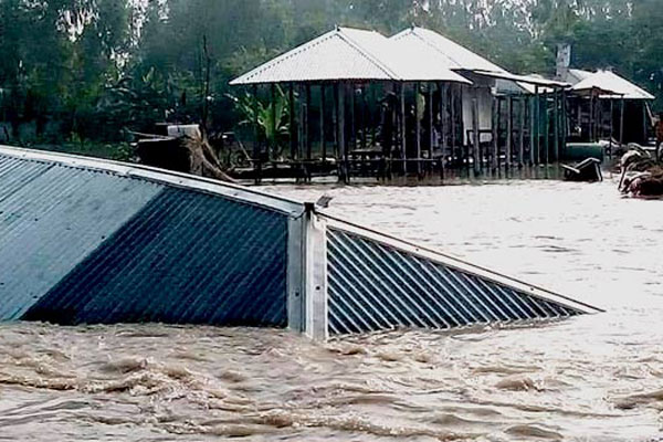যমুনার ভয়ঙ্কর রূপ: চোখের সামনে গ্রাস করে নিল বাজার