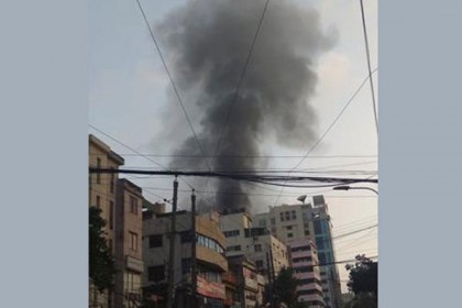 রাজধানীর এফ হক টাওয়ারে অগ্নিকাণ্ড
