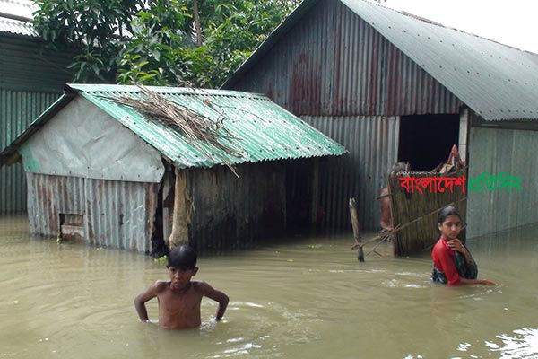 জামালপুরে দুর্গত এলাকায় ত্রাণের সংকট, পানিতে ডুবে দুই শিশুর মৃত্যু