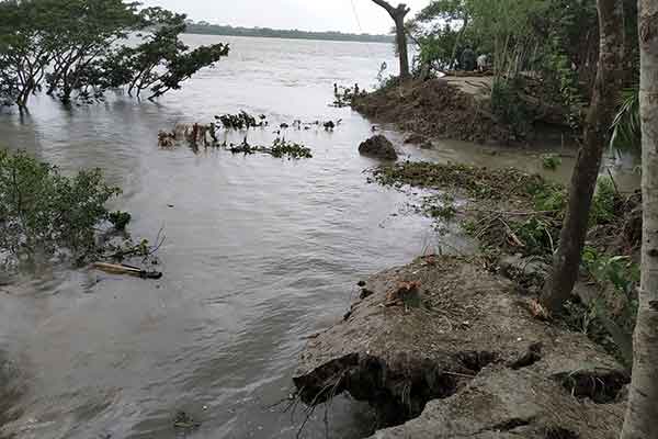 মোরেলগঞ্জে নদীগর্ভে ওয়াবদার রাস্তা, যোগাযোগ বিচ্ছিন্ন