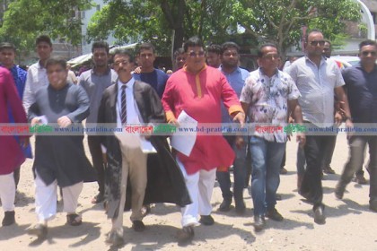 খুলনায় প্রিয়া সাহার বিরুদ্ধে রাষ্ট্রদ্রোহের অভিযোগ দাখিল