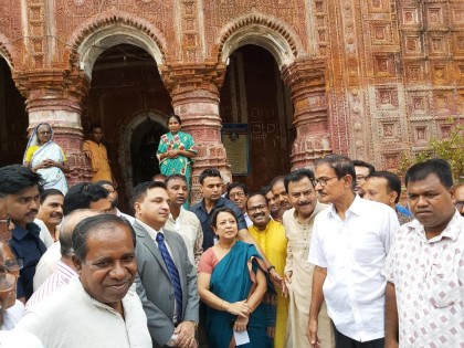 পুঠিয়া রাজবাড়ি পরিদর্শন করলেন ভারতের হাইকমিশনার