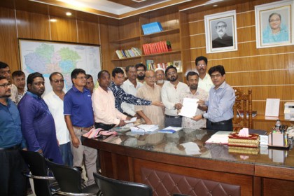 রামেবি ভিসির অপসারণ চেয়ে প্রধানমন্ত্রী বরাবর স্মারকলিপি
