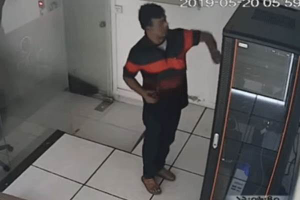 রাজধানীতে ফিল্মি স্টাইলের আধুনিক চোর! (ভিডিও)  