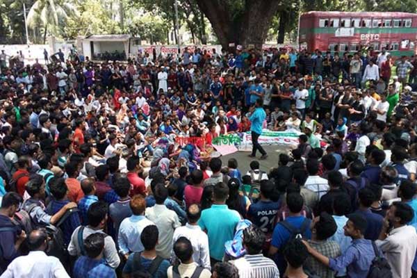 উত্তাল ঢাবি, উপাচার্যকে ছাত্রলীগের স্মারকলিপি