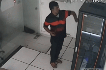 রাজধানীতে ফিল্মি স্টাইলের আধুনিক চোর! (ভিডিও)  
