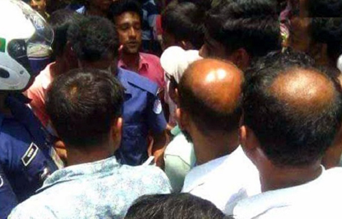 এবার ‘ছেলেধরা’ গুজবের শিকার শিক্ষা কর্মকর্তা
