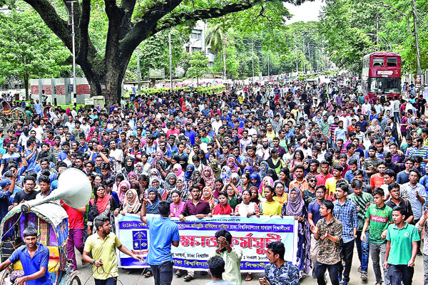 তালা ঝুলছে ঢাকা বিশ্ববিদ্যালয়ে