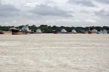 বরিশালে ১১ দফা দাবিতে নৌযান শ্রমিকদের কর্মবিরতি

