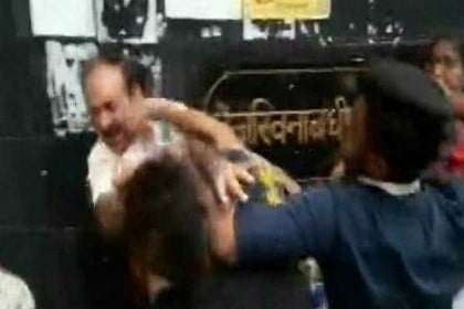 'মমতা ব্যানার্জি জিন্দাবাদ' না বলায় অধ্যাপকের ওপর হামলা!