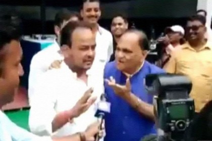 ‘জয় শ্রীরাম’ বলাতে মুসলিম বিধায়ককে মন্ত্রীর ধাক্কা (ভিডিও)