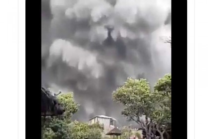 হঠাৎ বিকট শব্দে আগ্নেয়গিরিতে বিস্ফোরণ, প্রাণ বাঁচাতে দৌড় পর্যটকদের!