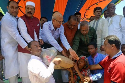 সিলেটে বন্যার্তদের মাঝে ত্রাণ বিতরণ

