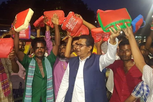 সাতক্ষীরার এমপির ঢাকায় মশারি বিতরণ 