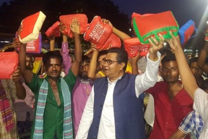 সাতক্ষীরার এমপির ঢাকায় মশারি বিতরণ 