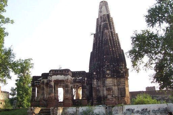 এবার হাজার বছরের পুরোনো মন্দির খুলে দিচ্ছে পাকিস্তান