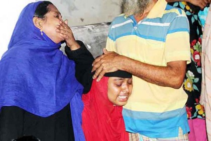 বরিশালে শিক্ষার্থী বহনকারী বক্সভ্যান খালে, নিহত ২