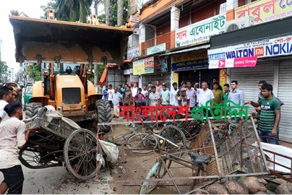 রাস্তা দখল করে ব্যবসা, ট্রেড লাইসেন্স জব্দ করলেন মেয়র