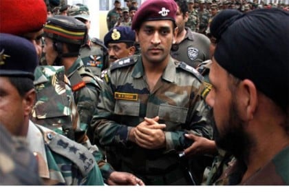 বন্দুক হাতে সীমান্ত পাহারা দিবেন ধোনি