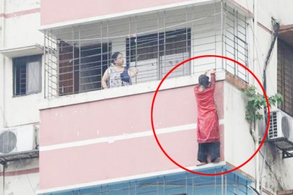 দিনদুপুরে ১০ তলার গ্রিল ধরে ঝুলছিল মেয়েটি